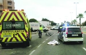 El cuerpo del ciclista atropellado ayer en La Manga, cubierto sobre el asfalto. | LV