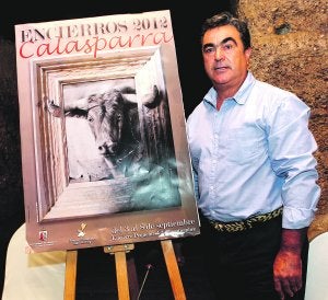 Jesús Navarro, junto al cartel de Nicolás de Maya. | Edu Botella