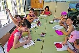 Un grupo de niñas en un colegio de Totana. Foto: AYTO