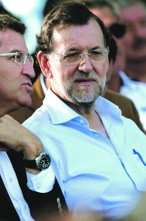 Mariano Rajoy y el presidente de la Xunta, Alberto Núñez Feijóo, en el acto del PP celebrado ayer en Soutomaior.
:: S. SAS / EFE
