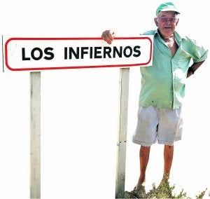 Francisco Marín junto al indicador de la población de Los Infiernos. ::                         M. HERRERO