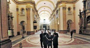 El subsecretario de Fomento, con el obispo, el alcalde y el delegado de Gobierno, durante la visita a la iglesia. ::                             PACO ALONSO / AGM