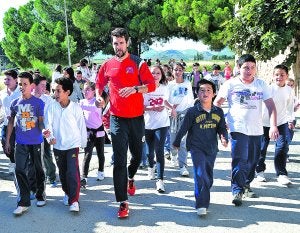 Visita de postín. El marchador internacional Benjamín Sánchez, rodeado de alumnos de La Hoya del Campo. ::
JOSÉ ANTONIO MORENO