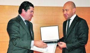 Borja Prado recibe el Premio Empresario del Año de manos de Jaime García-Legaz, secretario de Estado de Comercio. ::
EFE