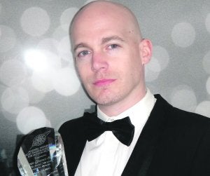 Antonio Giménez-Palazón, con el premio que ganó en 2010.