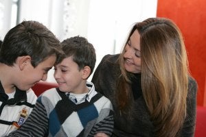 María Dolores López junto a sus hijos Álvaro (en el centro), afectado por ataxia-telangiectasia, y Gonzalo, ayer durante la presentación de la campaña. ::                             FRAN MANZANERA / AGM