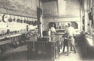 Fotografía inédita de las cocinas del Hotel Victoria, junto al Puente Viejo.