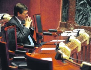 Bernal se queda solo. El vicepresidente en una sesión plenaria de la Asamblea Regional de marzo del pasado año. ::                             ANTONIO GIL / AGM
