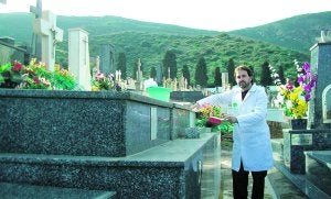 Juan Pedro Mellinas, de Eternalia, en plena faena en el camposanto. ::                             ALEXIA SALAS