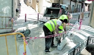 Obreros ayer al mediodía en la Plaza de la Concordia. ::                             S. M. L. / AGM