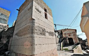 Así ha quedado la torre Rojano tras su restauración diferenciando la parte islámica de tapial de la cristiana. ::                             PACO ALONSO / AGM
