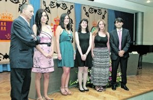 Las premiadas con el María Agustina (c) junto a miembros del jurado. ::
SONIA M. LARIO / AGM