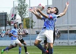 Emilio Rodríguez, del Mar Menor, intenta controlar con el pecho, ayer. ::  RAFA FRANCÉS / AGM