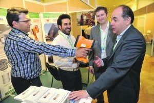 Guillermo del Río, comercial de RecyCling, apuntando con la pistola que analiza metales. ::  Nacho García/AGM