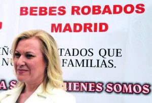 Inés Madrigal, ayer, en los juzgados de Madrid, esperando la salida del doctor Eduardo Vela. ::   EFE