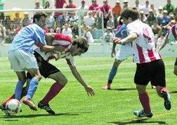 Una acción del encuentro jugado ayer entre el Mar Menor y el Laudio. ::  Rafa Francés / AGM