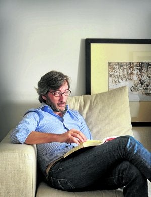 El secretario general del PP vasco y secretario de Justicia, Derechos y Libertades de la ejecutiva nacional, en su casa de Vitoria. ::
IGOR AIZPURU