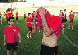 Un jugador del Cieza, desconsolado, tras la derrota. ::  Rafa Francés / AGM