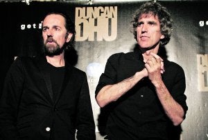 Diego Vasallo y Mikel Erentxun, durante la presentación de 'El duelo', el último trabajo de su banda, Duncan Dhu. ::
VIRGINIA CARRASCO