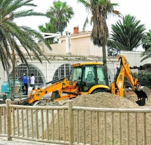 Una pala, en el jardín del chalé. ::                             PABLO SÁNCHEZ / AGM