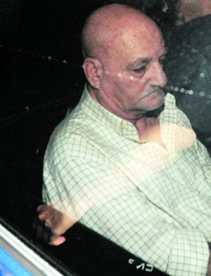 El pederasta Daniel Galván Viña en el momento de su salida, en la madrugada de ayer, desde la comisaría de Murcia hacia Madrid.  :: Israel Sánchez / AGM