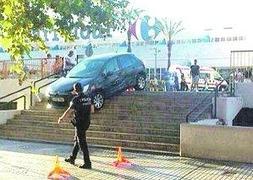 'Encalla' con su coche en las escaleras de un híper