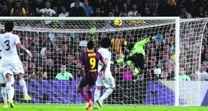 Alexis marca de vaselina el segundo gol del Barcelona frente al Madrid en el partido de ayer. ::
JOSEP LAGO / AFP
