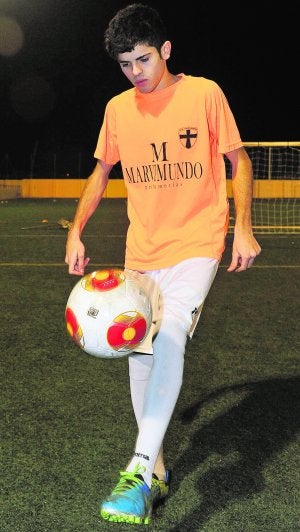 Isi, anoche, en el campo del Plus Ultra, antes del entrenamiento.