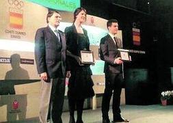 Miguel Ángel López, a la derecha, con Ruth Beitia y Odriozola. ::                             RFEA