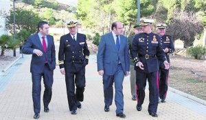 El consejero, ayer en Tentegorra, flanquedo por el almirante Gamboa y el coronel Roldán. ::
CARM