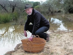 Domingo Jiménez Beltrán, junto a la charca creada en la finca para recuperar el sapo corredor. ::
MARTÍNEZ BUESO