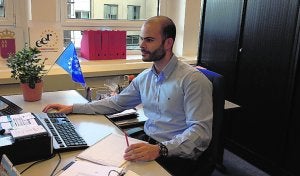 Miguel Miñano Núñez, en la oficina del Info de Bruselas. ::                             LA VERDAD