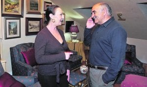 Alberto Garre atiende en su casa de Murcia, junto a su esposa, Susana Cler, una de las numerosas felicitaciones telefónicas. ::                         VICENTE VICÉNS / AGM