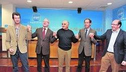 Juan Carlos Ruiz, Valcárcel, Alberto Garre, Cámara y Pedro Antonio Sánchez se dan la mano cerrando el capítulo sucesorio. ::                             G. CARRIÓN /                             AGM