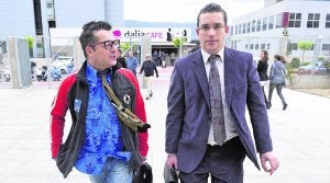 José Fermín Serrano, propietario de la galería La Aurora, llegando al juzgado junto al abogado Raúl Pardo-Geijo Ruiz. ::                             VICENTE VICÉNS / AGM