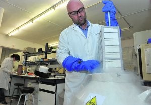 Diego Romero, en el laboratorio.