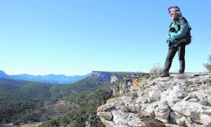 El montañero Ángel Ortiz se asoma al barranco de Hondares.