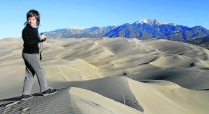 Unai posa en el Great Sand Dunes National Park, en Colorado. Abajo, con su hermana Amaia en Dakota del Sur.