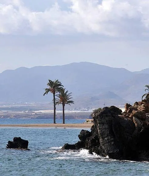 La punta de Nares, con la playa y el istmo que une el Cabezo de Castellar con tierra fime, al fondo.