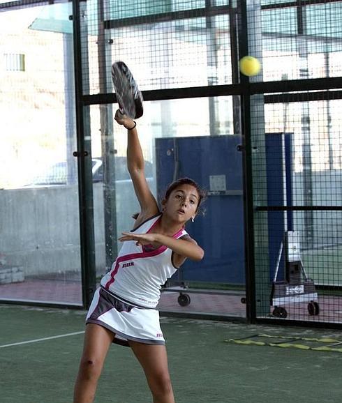 Nuria Vivancos devuelve la pelota en un entrenamiento.