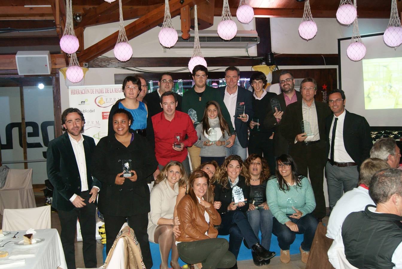 Los galardonados posan con sus trofeos junto a los responsables de la Federación de Pádel.