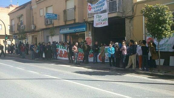 Decenas de personas se concentraron frente a la vivienda para frenar el desahucio.