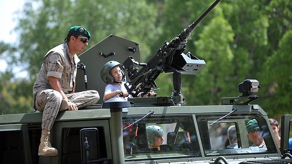 Un niño en uno de los blindados del Escuadrón de Zapadores Paracaidistas.