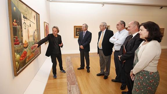 Nacho Ruiz muestra uno de los cuadros de la exposición a Manuel Marcos Sánchez, Clemente García, Antonio Ballester, Antonio Rubira y Ana Fructuoso, ayer, en el Mubam.