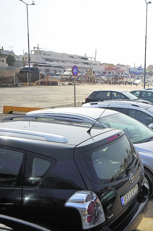 Al fondo, la explanada que se quiere convertir en parking. 