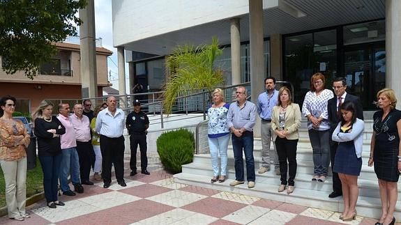 Miembros de la corporación municipal durante el minuto de silencio