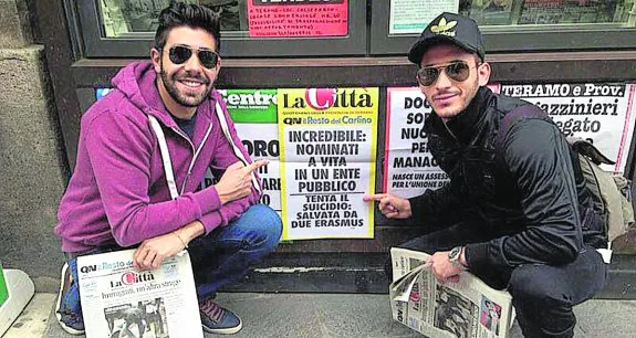 Alejandro Belmonte, de Cabezo de Torres, y Carlos Pérez, de Bullas, en la ciudad de Teramo, con ejemplares de los periódicos italianos que han contado su historia. 