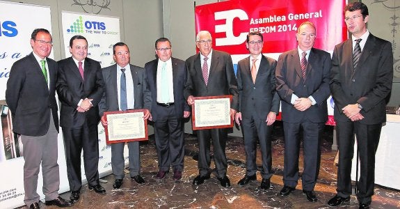 De izquierda a derecha, Miguel Ángel Cámara, José María Albarracín, Ramón Segura, Luis Fernández Mula, Ángel Zaplana, José Gabriel Ruiz, Fulgencio Belando y Juan Carlos Ruiz posan a la conclusión de la Asamblea de Frecom. 