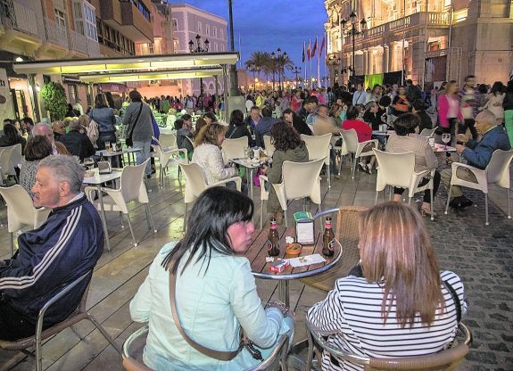 Clientes sentados en la terraza de un bar de la Plaza del Ayuntamiento. 