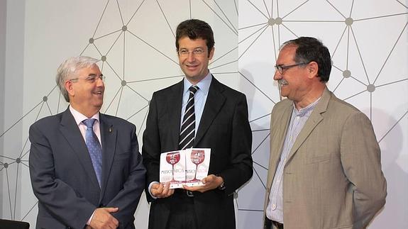 El consejero Ruiz (centro) posa con los folletos promocionales junto al alcalde de Jumilla (izq) y el representante de la Ruta del Vino